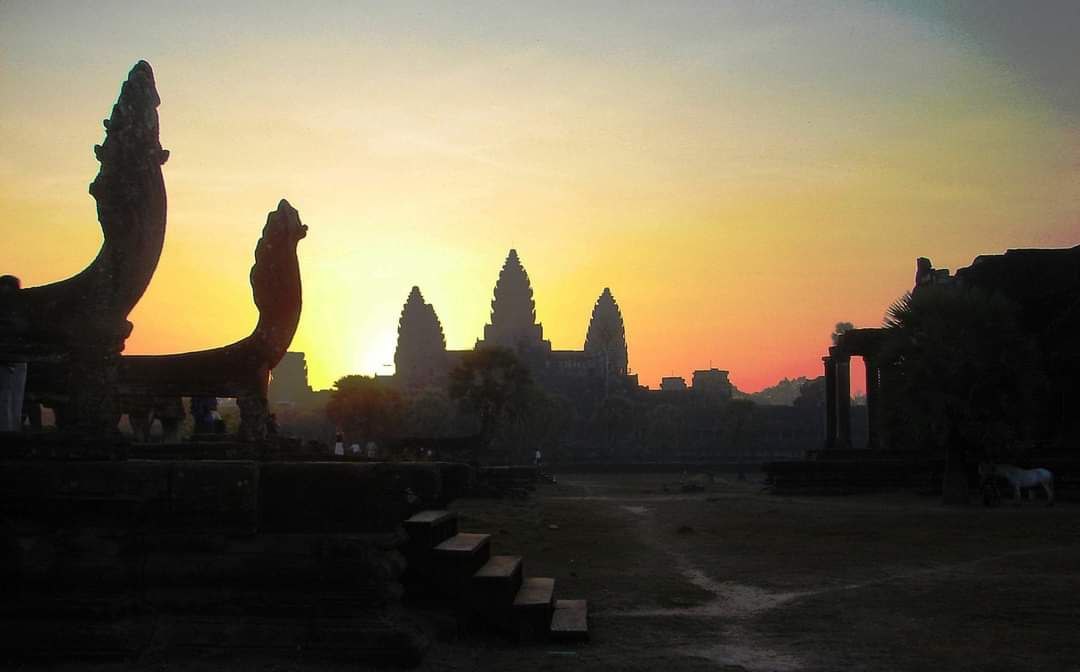 Sunrise at Angkor Wat: 1-Day Temple Discovery